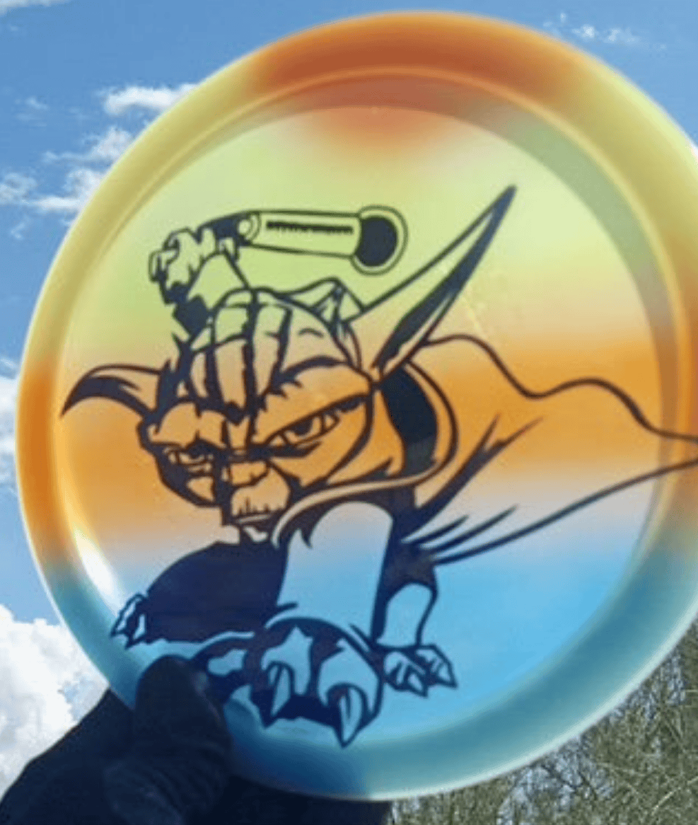 04703.09 Discmania Rockstar Yoda Saber front view in desert