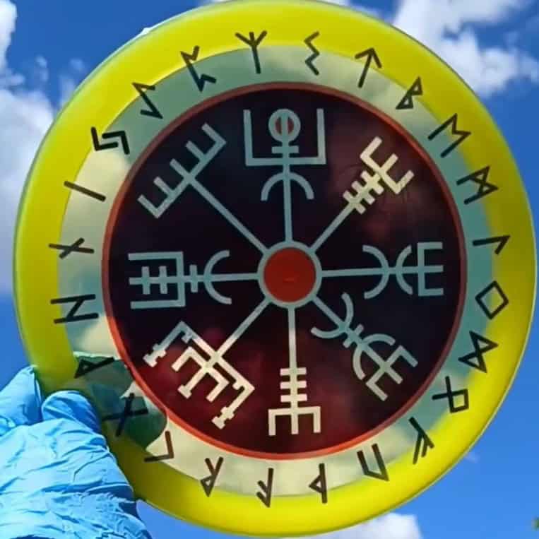 047502.03 Active Premium Genius Vegvisir Compass front view sky