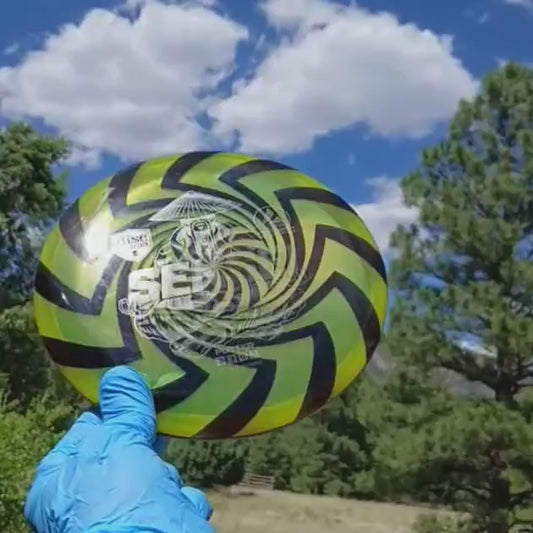 042501.24 Active Premium Sensei Dizzy Doozy geometric design on disc golf putter from Discmania.